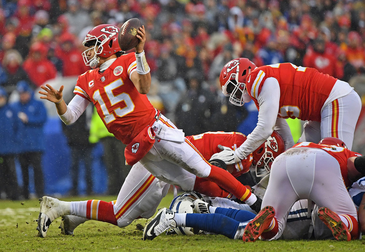 chiefs-mahomes-colts-lefthanded.jpg